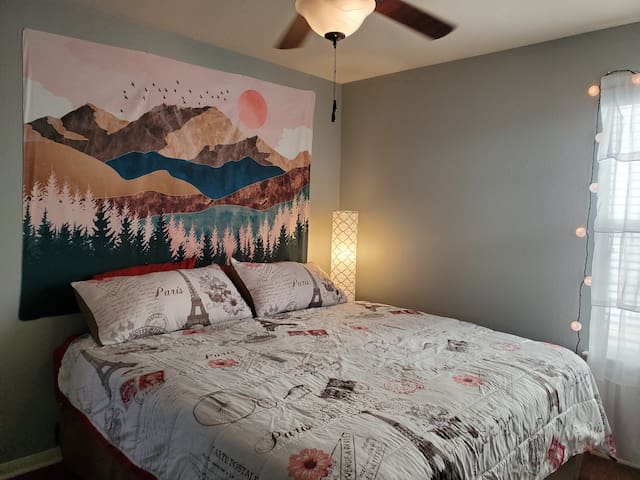 Cozy room South of Austin, just off I35.