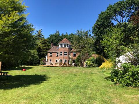 Totally Unique 6 Double Bedroom Manor House Poole.