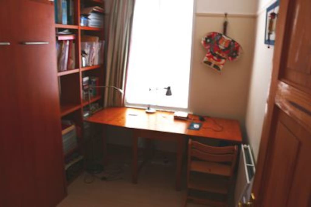 Practical single room with wall bed and big table internet wifi - single occupier.