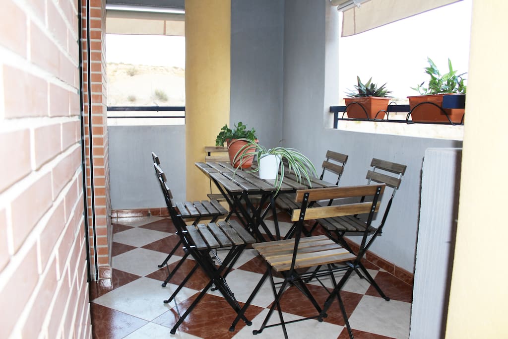 Agradable terraza con 2 mesas y 6 sillas