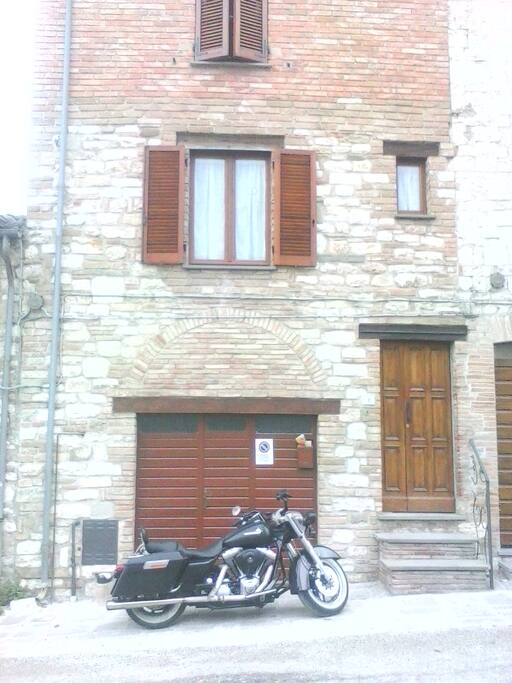 Parcheggio libero per auto e moto (all'interno per biciclette).
Free parking for cars and motorbikes (inside for bicycles)