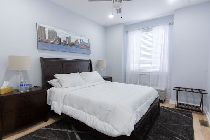 Dhoma kryesore e gjumit - krevati dopio "queen" dhe sirtarët e magazinimit në krevat.
