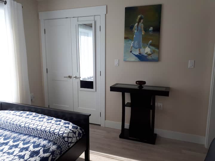 Spálňa pre hostí s manželskou posteľou a samostatnou posteľou zastrčenou pod ňou. Plne vybavená kúpeľňa je hneď oproti chodbe.