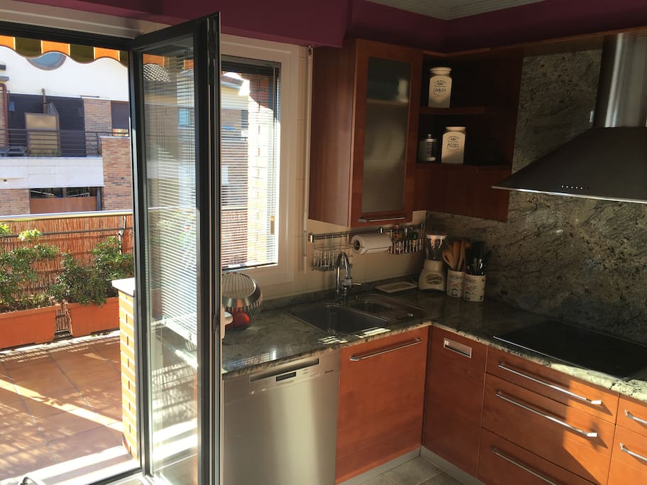 Amplia y soleada cocina, con salida a terraza.
Large sunny kitchen. Access to terrace.