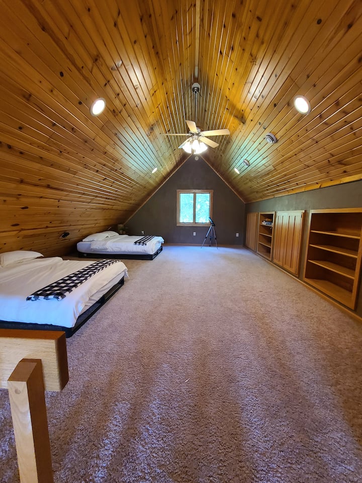 Ლოფტი - შეიცავს 2 ორადგილიან საწოლს და არის ღია სივრცე სასადილო ოთახის თავზე