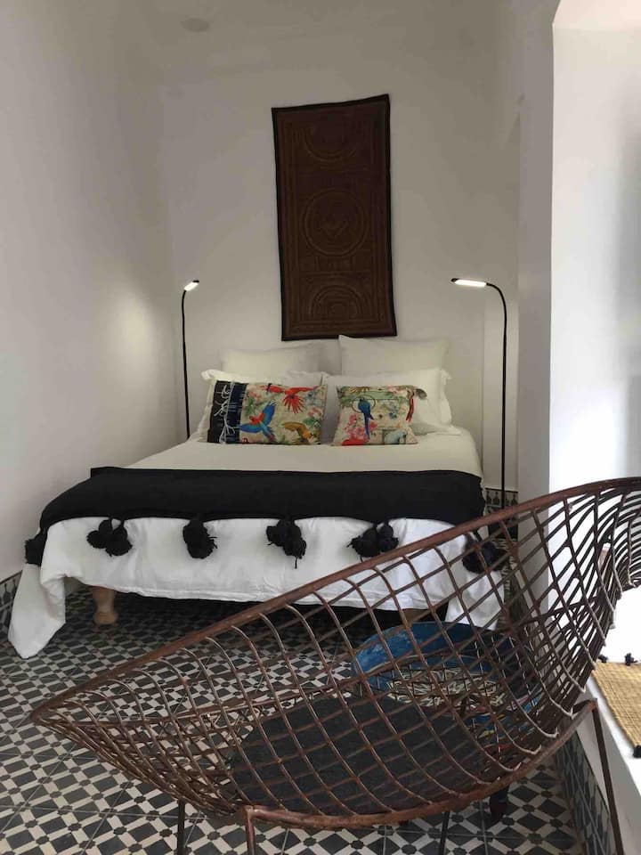 Spálňa 3 s obojstrannou klimatizáciou, ktorá ponúka priestor pre rodičov a spálňu 4