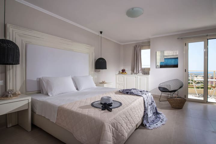 Deluxe Mini Suite Sea View Shared Pool ( A1 ) +BB