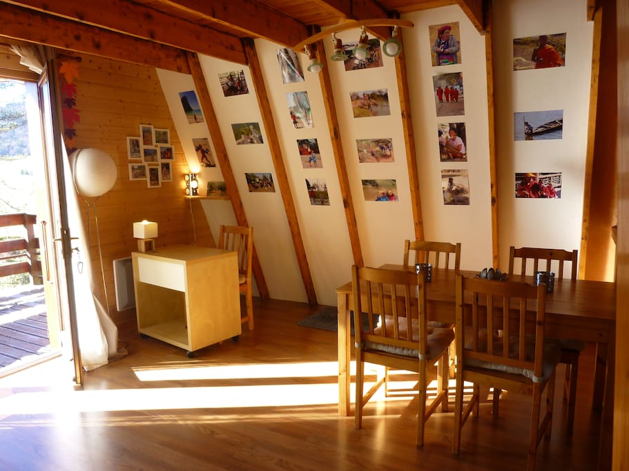 Salle à manger avec table qui se rallonge