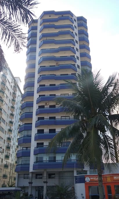 prédio em frente à praia
