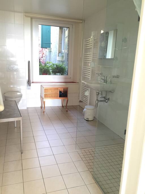 * Grande salle de bain adjacente.