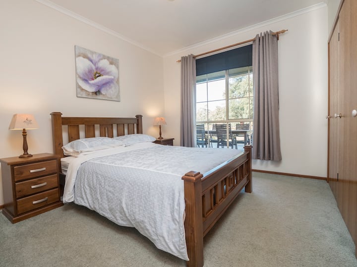 Hillview, dormitorio queen 1: armario, armarios, cajones, lámparas, manta eléctrica y ventilador