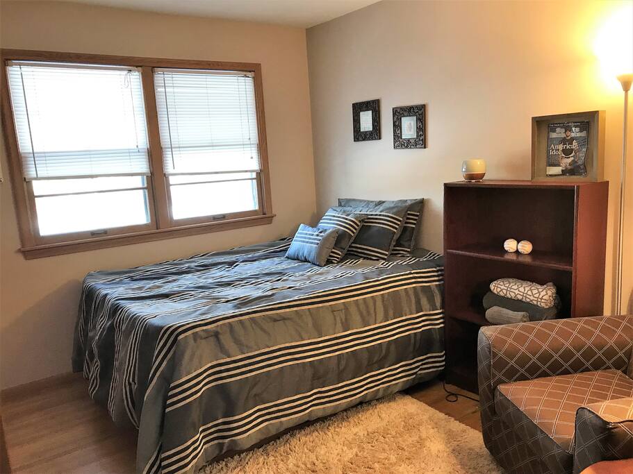 2nd bedroom with queen bed