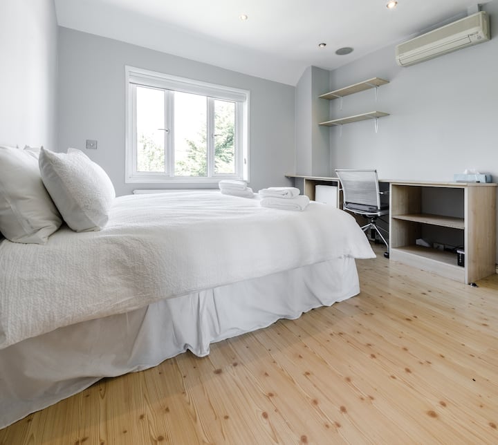 ห้องนอนวิวสวนและสถานที่ทำงาน