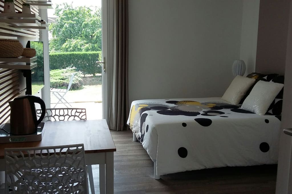 Entrée privative par la terrasse de la chambre.