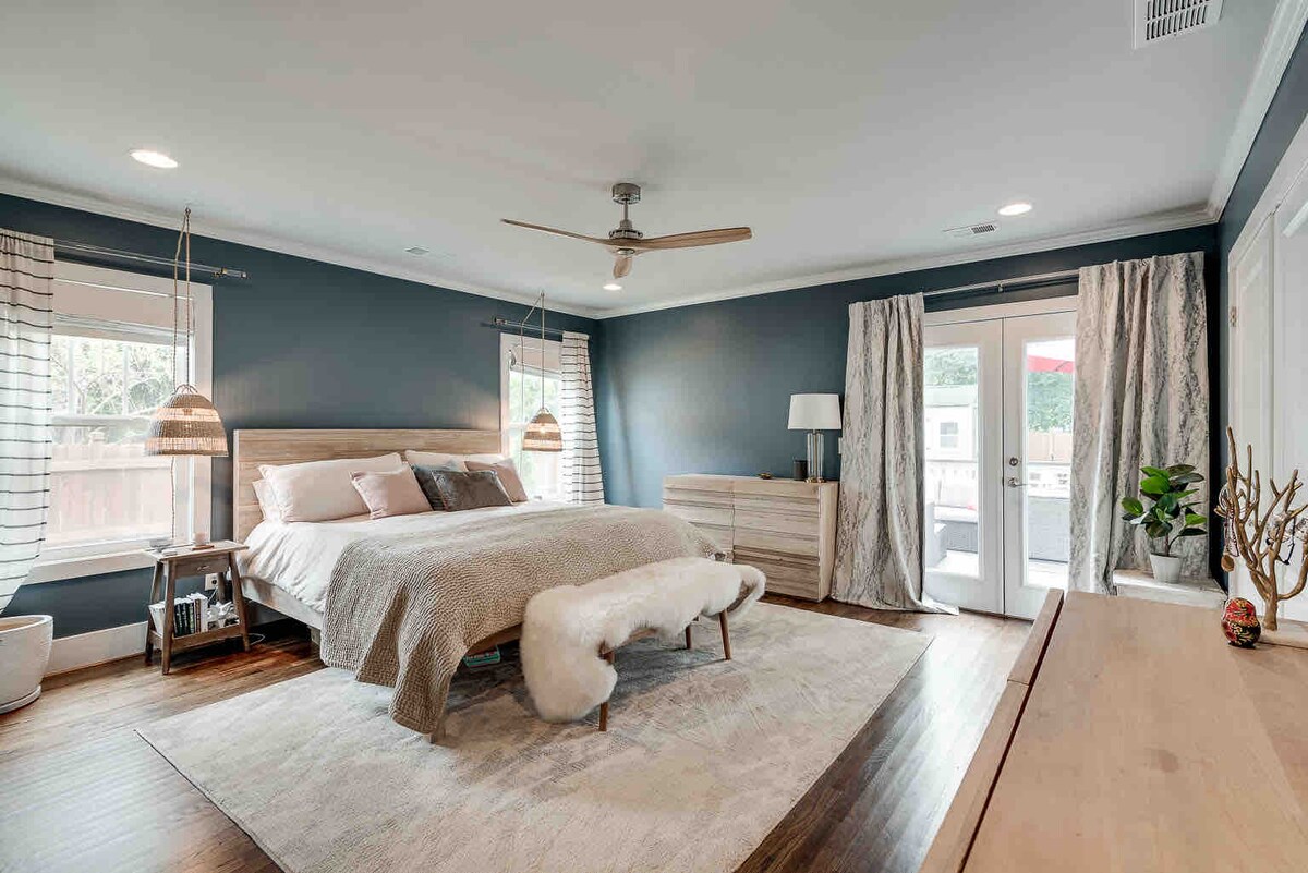 غرفة نوم رئيسية بسرير كبير