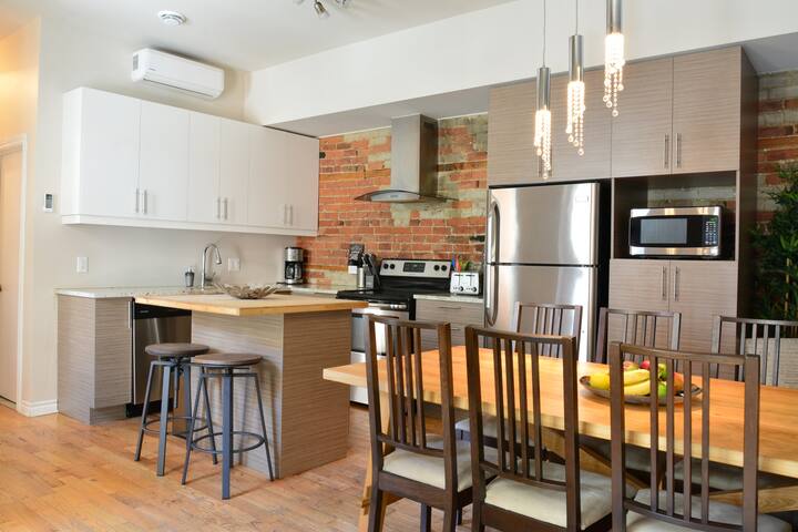 Top Location – 3 Full Bathrooms – 7 beds – Terrace gallery image 2