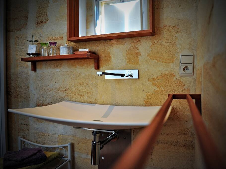 Détail de l'évier dans la salle de bain
