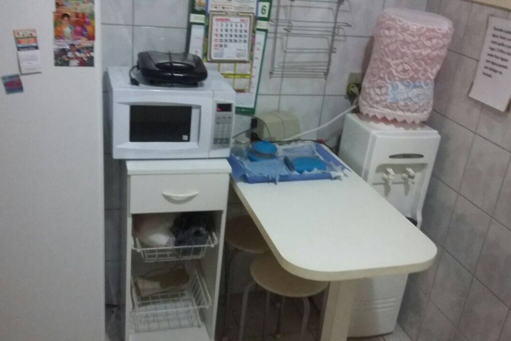 Cozinha completa com geladeira freezer microondas bebedouro todo equipamento de utensílios
