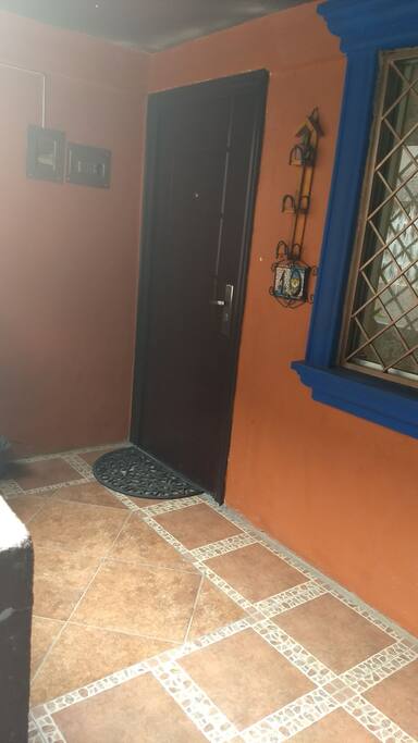 Fachada del departamento
Puerta de seguridad (entran cerrojos arriba, abajo y en medio).