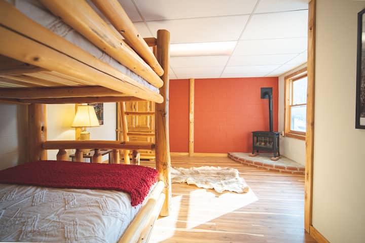Спална соба во подрум - со камин