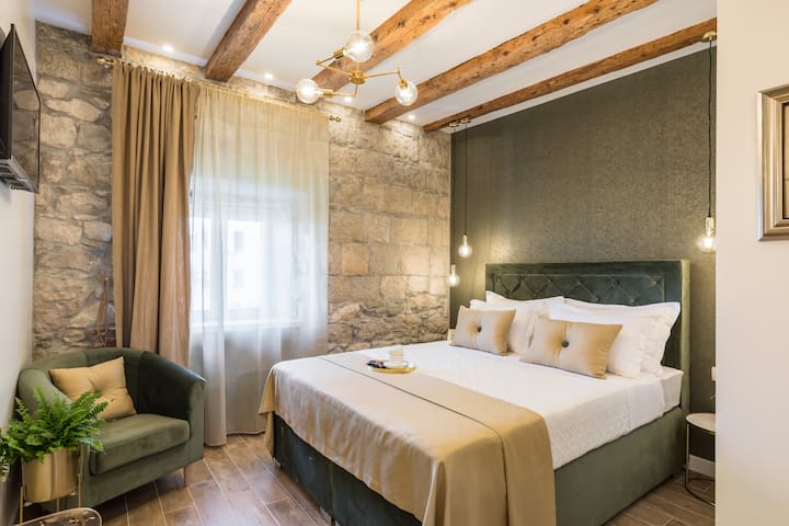 Old town vibes for 2, luxury room with sea view