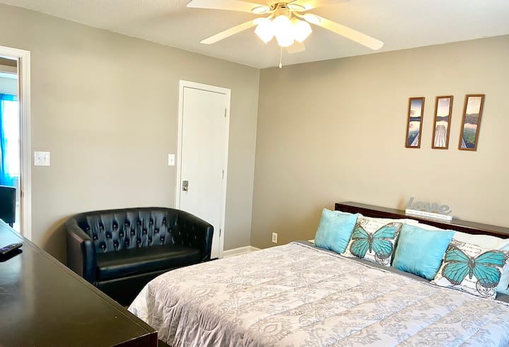 เตียงคิงไซส์ขนาดใหญ่พร้อมทีวีโรกุและห้องน้ำส่วนตัวเต็มรูปแบบ