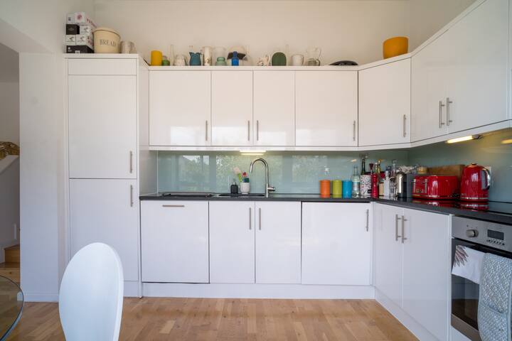 STUNNING city-centre 3 bed. River views + Parking gallery image 5