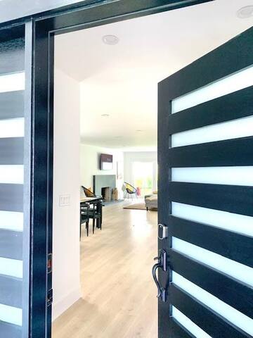 THE BOHO BUNGALOW| Fresh Modern Home in Hollywood! gallery image 2