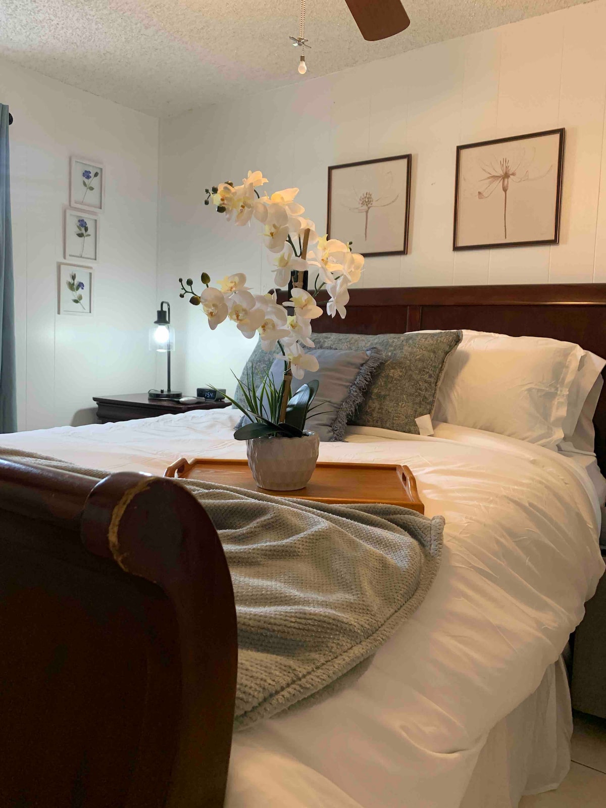 سرير رقيق بحجم كوين مثالي للعودة إلى المنزل. 