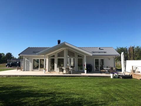 Villa (3rok) med gäststuga. Bastu, fiber, altan.
