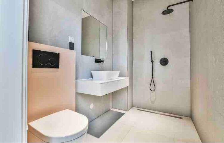 Designer 3-bedroom townhouse next to Vondelpark gallery image 5