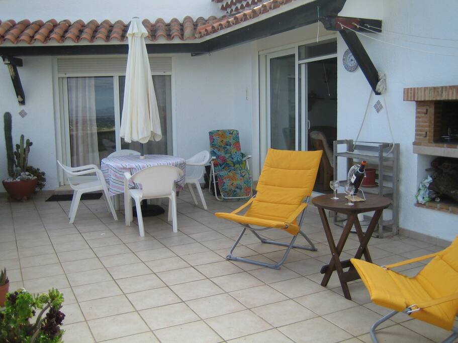 La terraza del millon ! 25 m2 con vista a la sierra finalizando en el mar, una buena barbacoa para poder disfrutar de los suculentos manjares de la tierra.