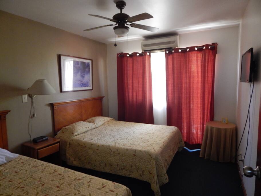 Bedrooms can hold up to 3 adults | Un cuarto puede alojar hasta 3 huéspedes.
