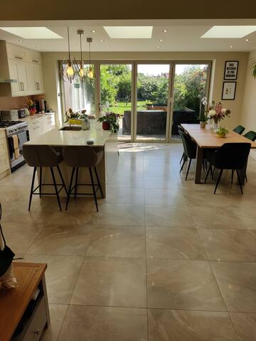 House in Wimbledon with driveway and garden gallery image 5