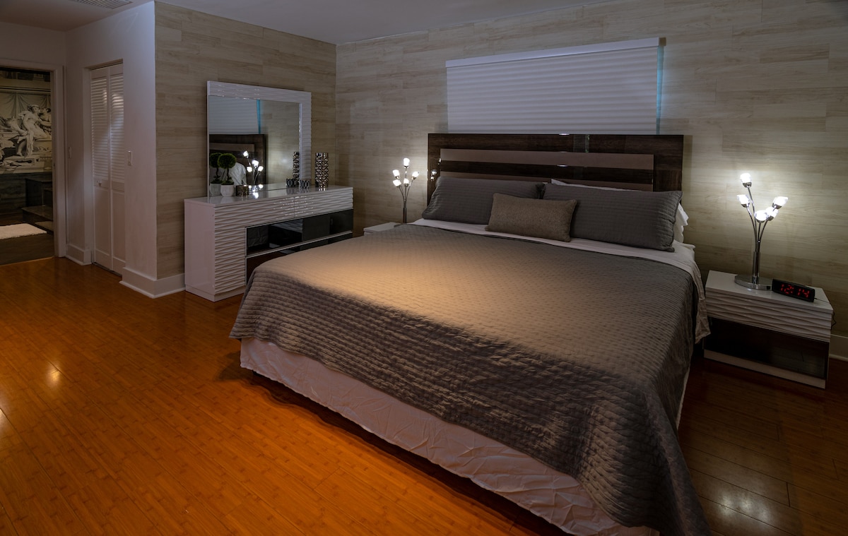 Esta imagen muestra el dormitorio principal antes del Huracán Ian. Consulta la nueva foto y el nuevo aspecto de la habitación.