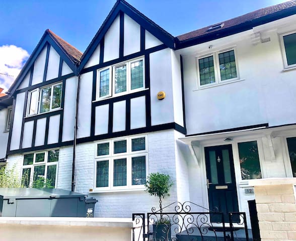 4 bed London Home Chiswick with free parking