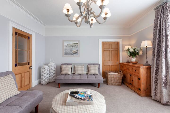 Luxury 2 Bed Apartment Central Location sleeps 6
