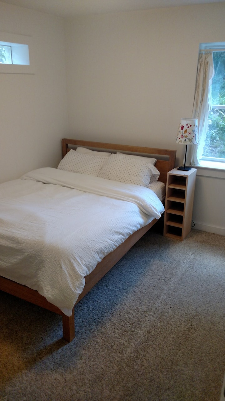 Beneden slaapkamer met queensize bed