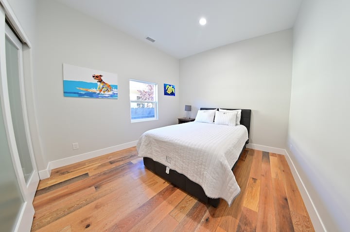 Მანათობელი მინიმალური დიზაინის საძინებელი საწოლით, რომელიც შესანიშნავ ძილს გთავაზობთ.