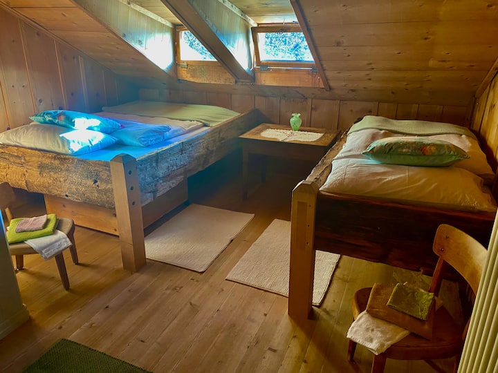 Malá, útulná podkrovná izba s 2 lôžkami. 140-200 cm, % {smart 85x200 cm