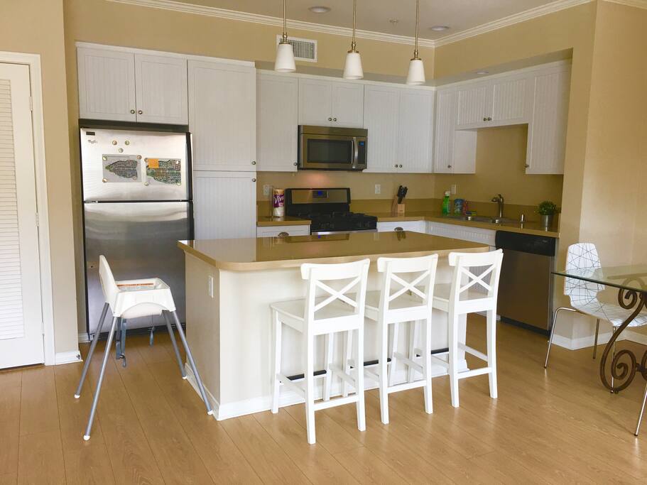 Equipmented large kitchen.