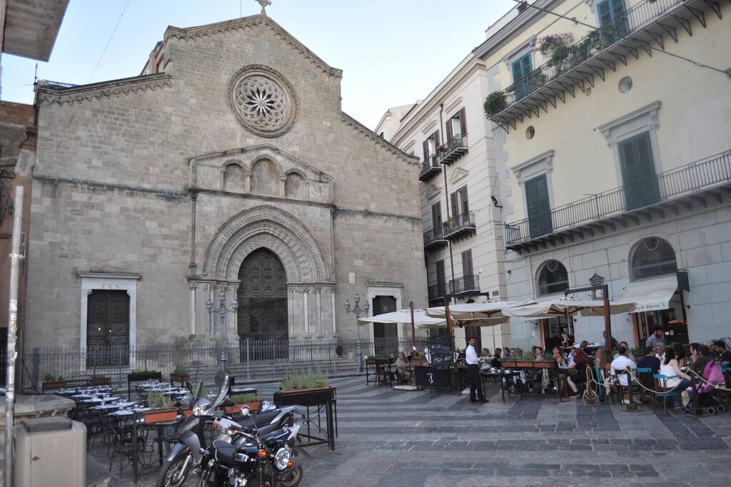 2 - La contigua Piazza San Francesco d'Assisi