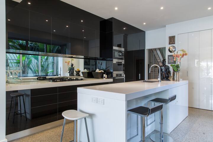 Stunning 1880’s 2 storey house for up to 4 guests gallery image 2