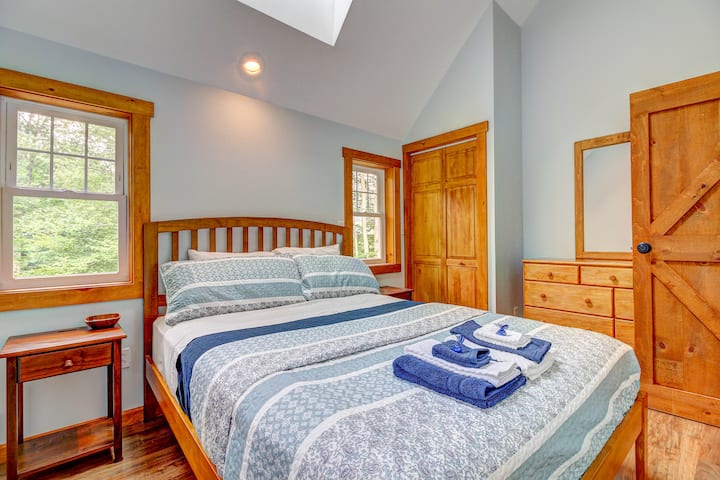 חדר שינה 3...קומה 2. מיטת קווין סייז, קורות חשופות, ארון, מאוורר תקרה