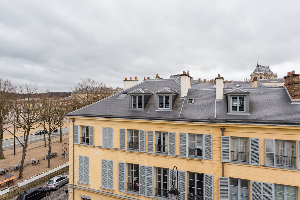 Vue de jour depuis le salon sur le château et La Chapelle royale. View from the living-room on palace and Royal chapel