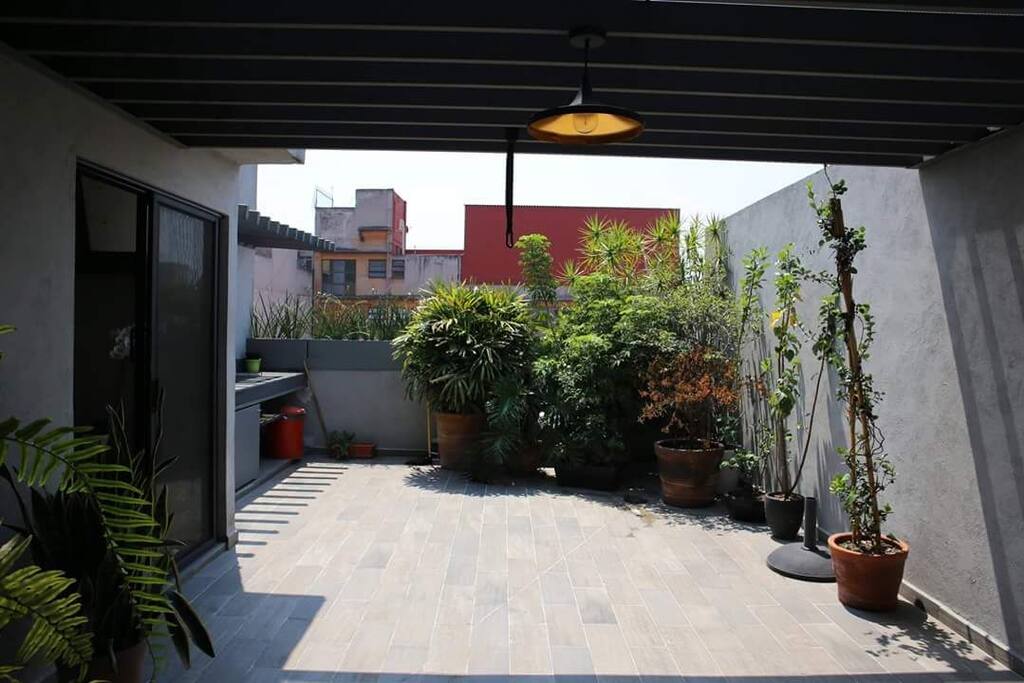 Roof Garden verde. Hay mesas y sillas para comer, sofá futon para tomar el sol o leer tranquilamente, sillas para tomar el sol.
