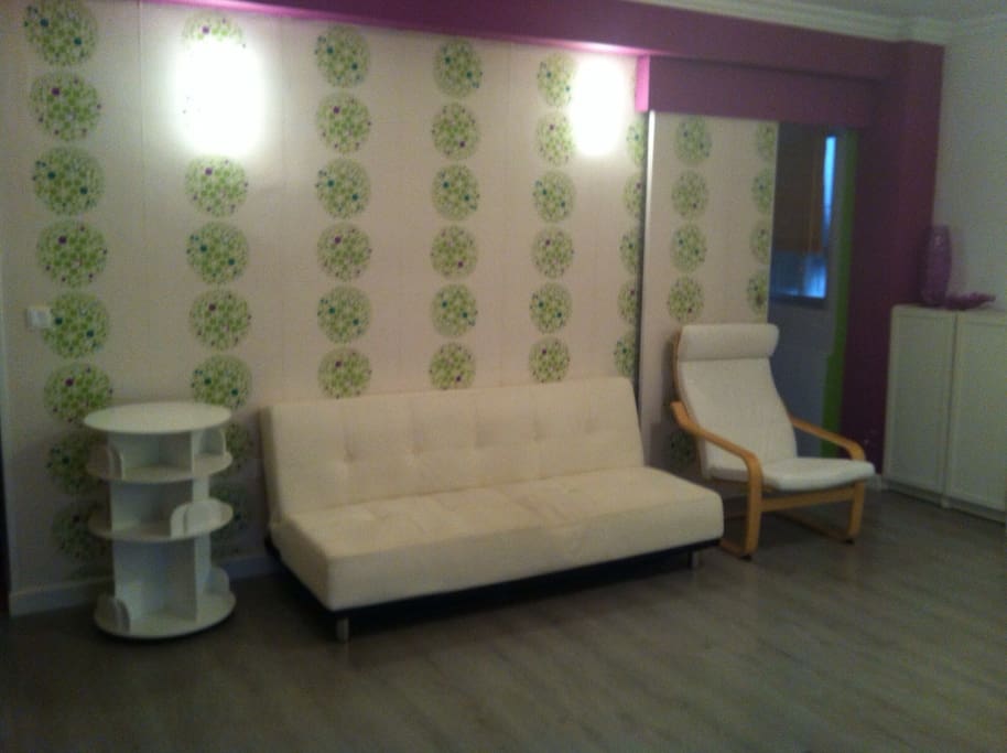 Salón amplio y luminoso.