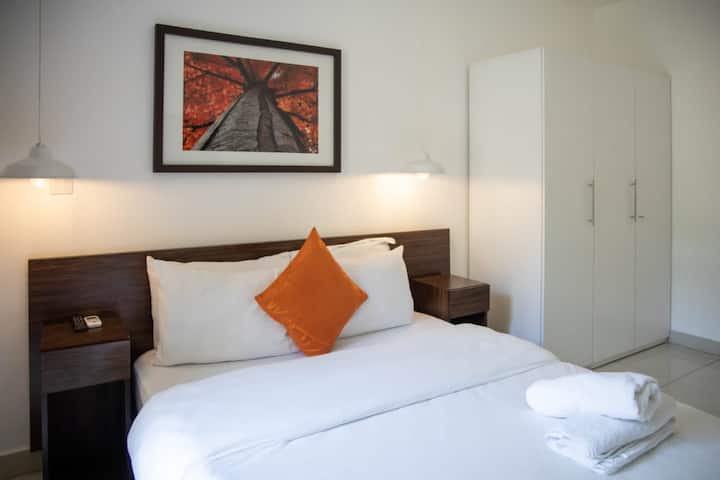 Schlafzimmer 1