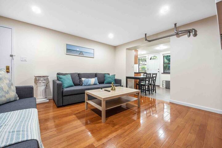 Chelsea: Full Floor 2BR, 2BA+Huge Private Yard gallery image 4