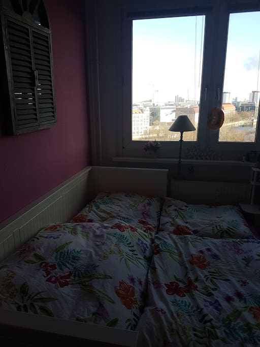 Euer 8 pm großes Zimmer mit dem 1,60m × 2,00m großem Das 160cm breite Bett Kann man aber auch in ein 90cm×200cm zusammenschieben .